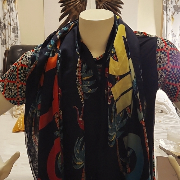 Limited edition Luis Vuitton palm tree extra large size scarf - Picture 9 of 11